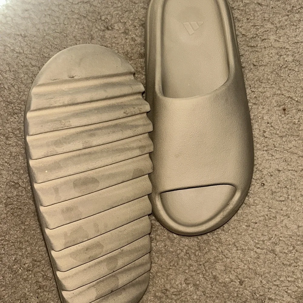 Yeezy slides - Picture 3 of 4